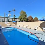 里昂中心撒克斯拉斐尔美居酒店 4*